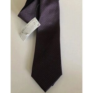 New Roundtree & Yorke neck Tie 100% Silk Blue & Burgundy Dot On Blue